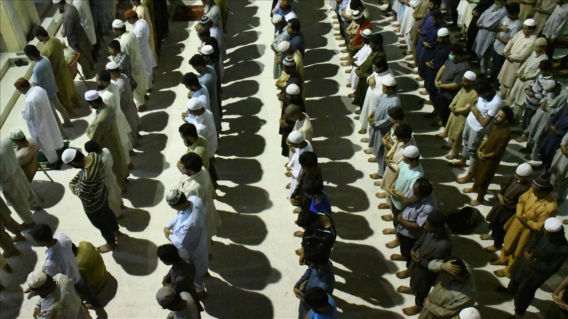 Pakistan'da ilk teravih namazı