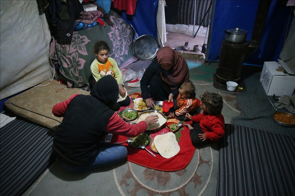 İdlib'deki kamplarda ilk iftar yoksulluğun pençesinde yapıldı