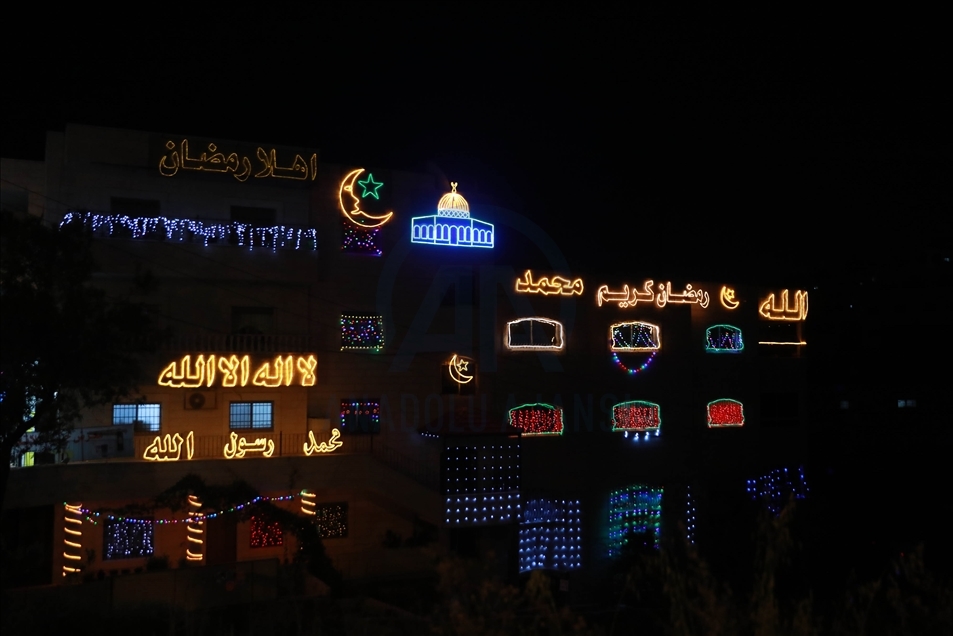 Qyteti i Ramallahut zbukurohet me fenerin gjigant me rastin e Ramazanit