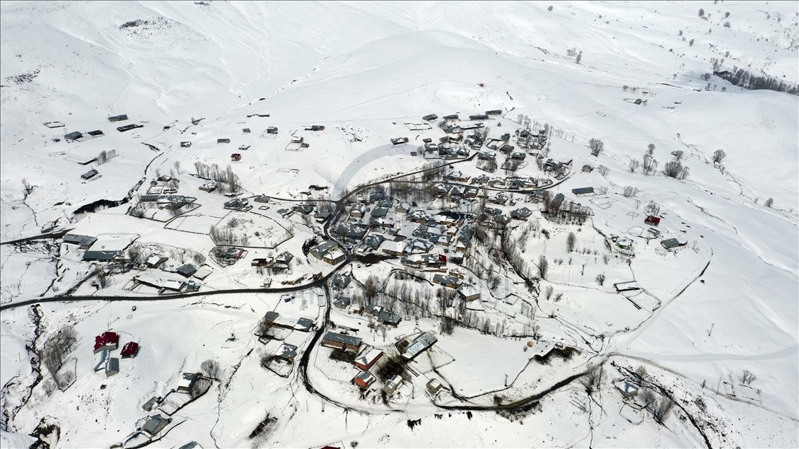 Muş'un yüksek kesimlerindeki köyler beyaza büründü