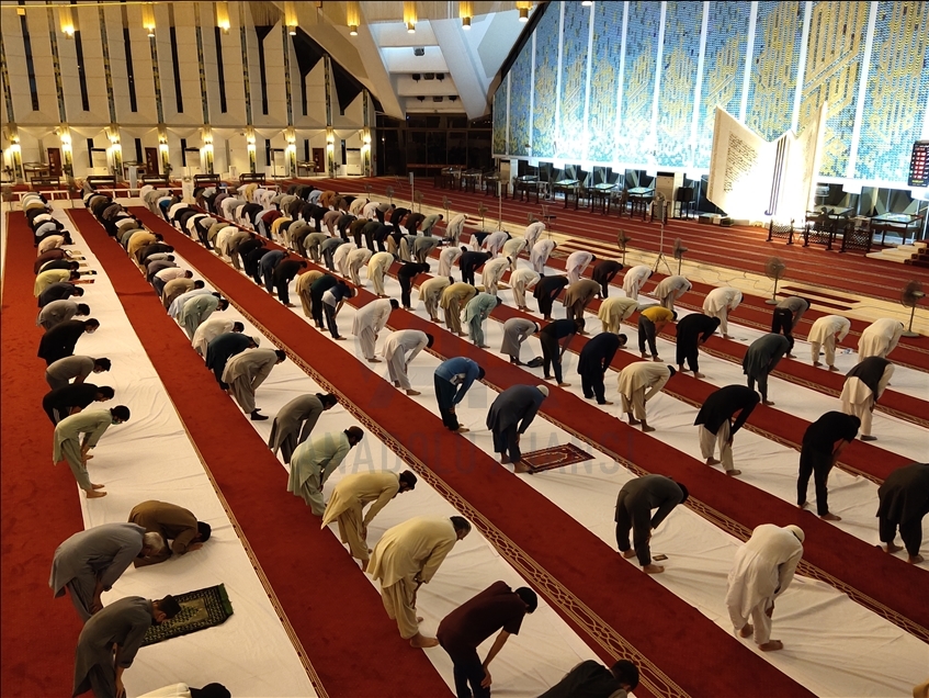 Pakistan'da ilk teravih namazı eda edildi