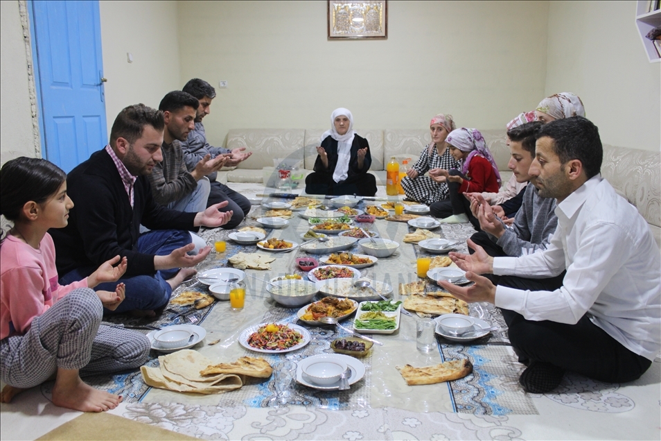 Türkiye'de ilk iftar Hakkari'de yapıldı