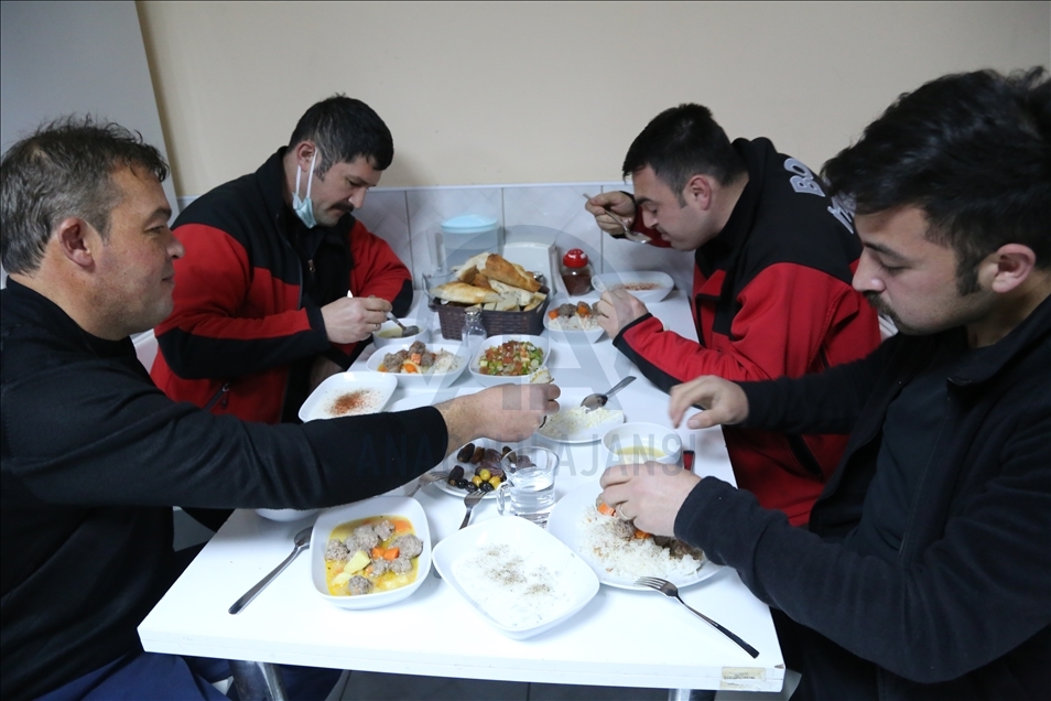 İtfaiyeciler ilk iftarı görev başında yaptı
