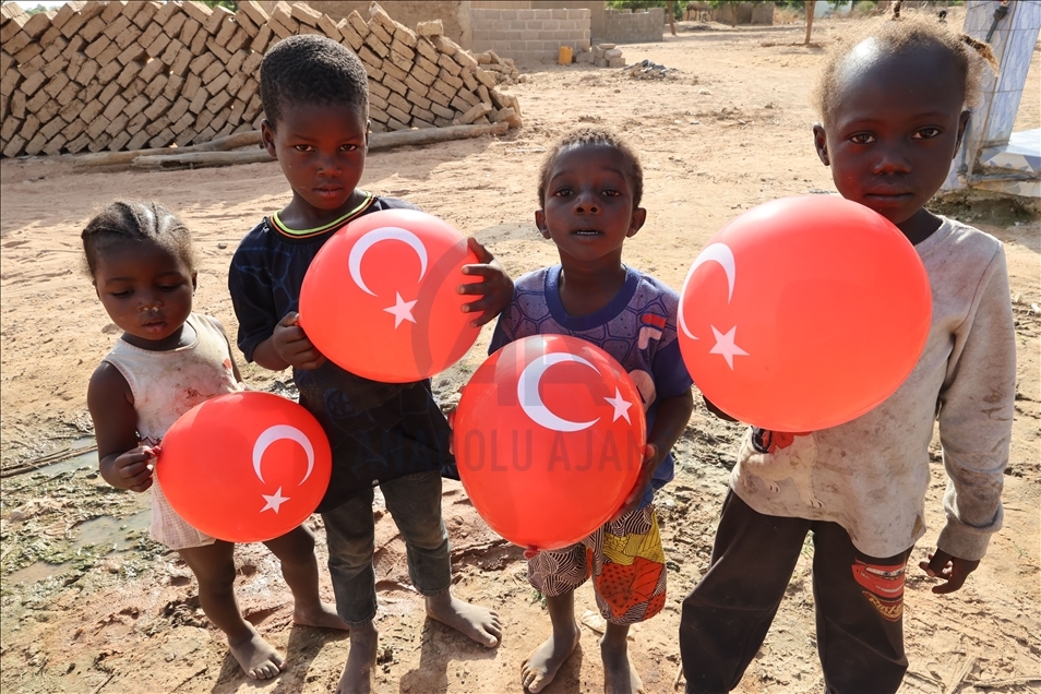 توزیع کمک‌های بشردوستانه ترکیه میان نیازمندان مالی 