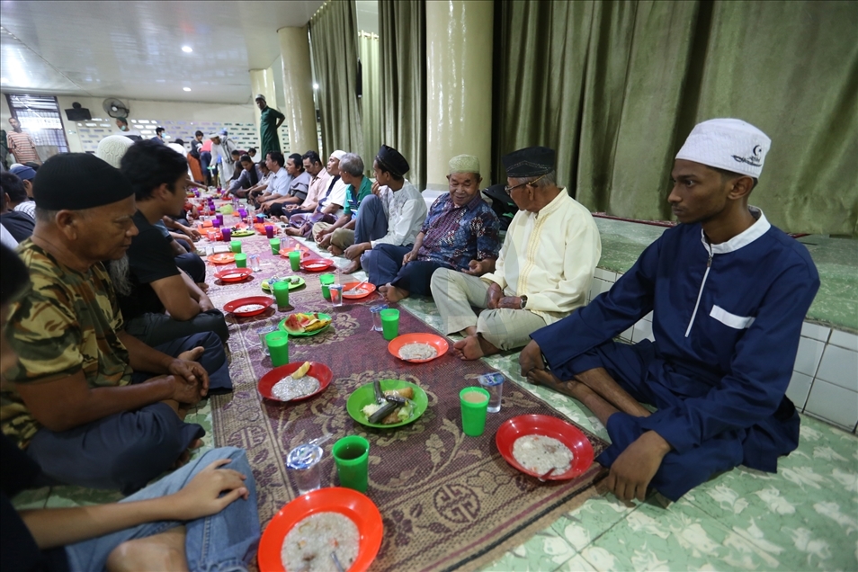 Endonezya'da geleneksel Hint çorbası lapası ile iftar hazırlığı