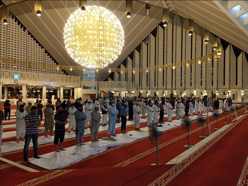 Pakistan'da ilk teravih namazı eda edildi