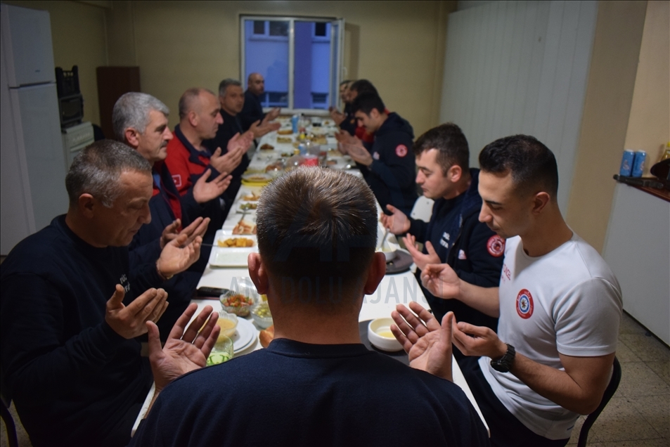 İtfaiyeciler ilk iftarı görev başında yaptı