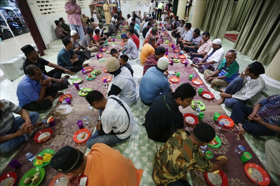 Endonezya'da geleneksel Hint çorbası lapası ile iftar hazırlığı