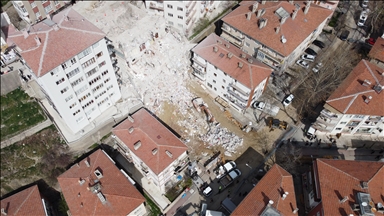 Ankara'da çökme riski bulunan apartmanın etrafındaki binalarda tahliye çalışmaları sürüyor