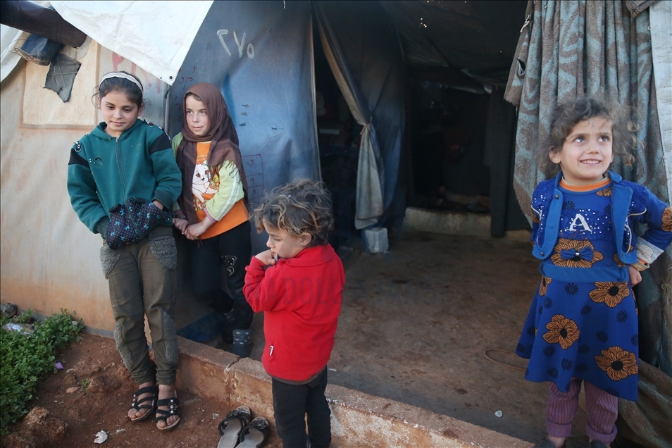 إدلب..سكان المخيمات يتناولون إفطارهم الأول برمضان في ظل ظروف قاسية