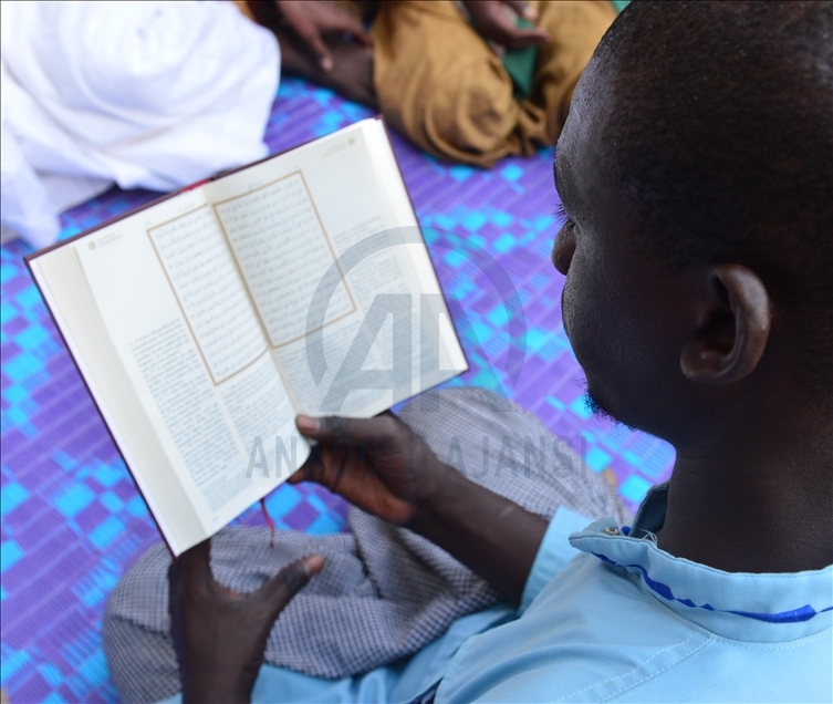 Almanya'dan Senegal'e giden Türk heyeti, hafızlık yapan öğrencilere Kur'an-ı Kerim hediye etti