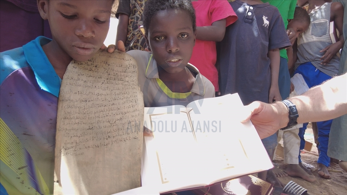 Almanya'dan Senegal'e giden Türk heyeti, hafızlık yapan öğrencilere Kur'an-ı Kerim hediye etti