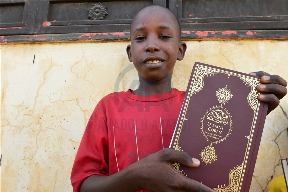 Almanya'dan Senegal'e giden Türk heyeti, hafızlık yapan öğrencilere Kur'an-ı Kerim hediye etti