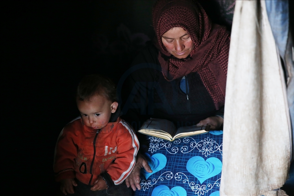 إدلب..سكان المخيمات يتناولون إفطارهم الأول برمضان في ظل ظروف قاسية
