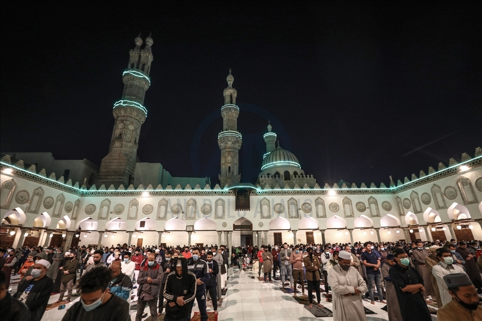 وسط أجواء رمضانية المصريون يؤدون صلاة تراويح
