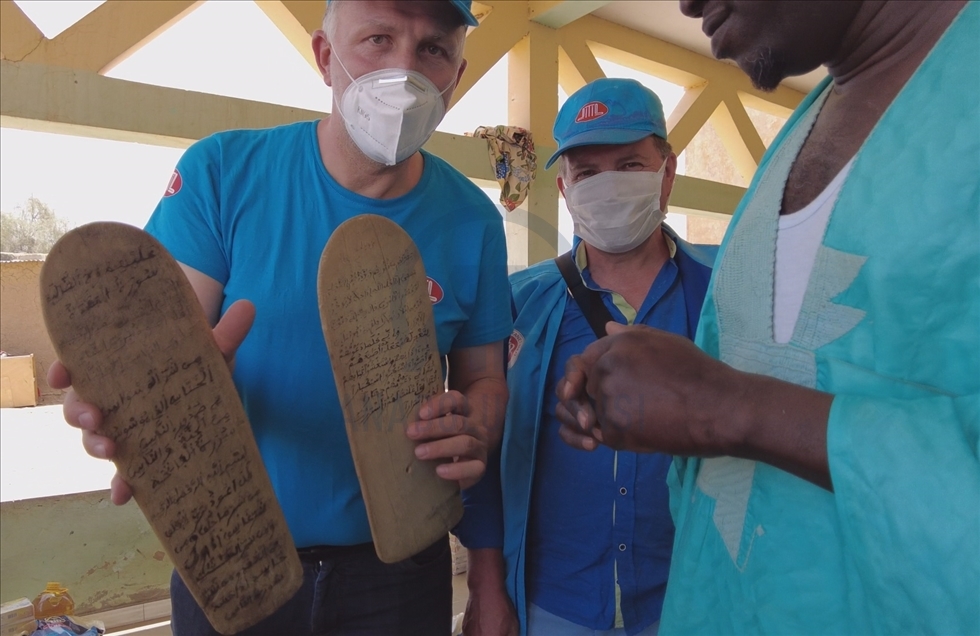 Almanya'dan Senegal'e giden Türk heyeti, hafızlık yapan öğrencilere Kur'an-ı Kerim hediye etti