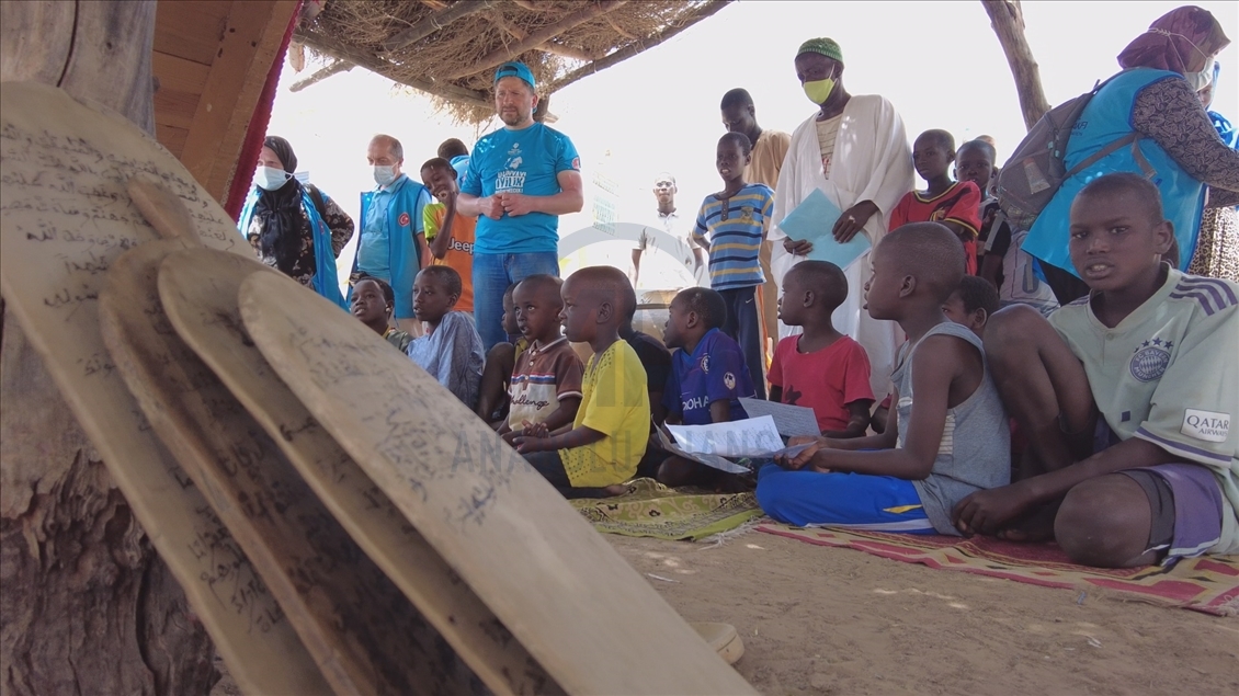 Almanya'dan Senegal'e giden Türk heyeti, hafızlık yapan öğrencilere Kur'an-ı Kerim hediye etti