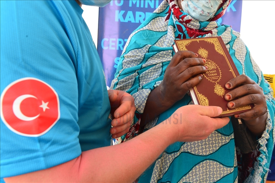 Almanya'dan Senegal'e giden Türk heyeti, hafızlık yapan öğrencilere Kur'an-ı Kerim hediye etti