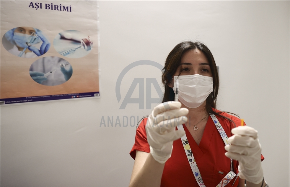 Ankara Şehir Hastanesi'nde Kovid-19 aşılaması iftardan sonra da devam ediyor