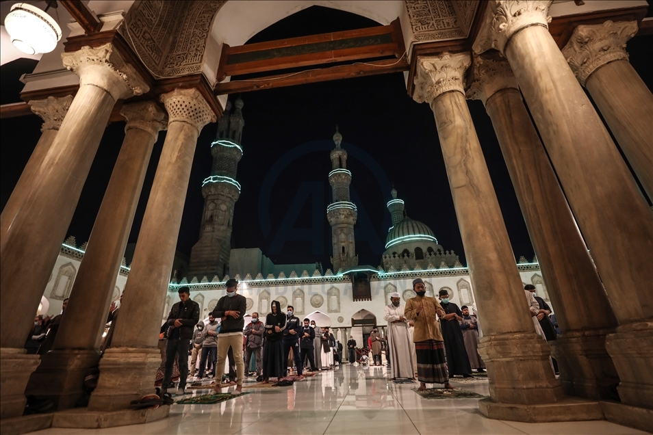 وسط أجواء رمضانية المصريون يؤدون صلاة تراويح