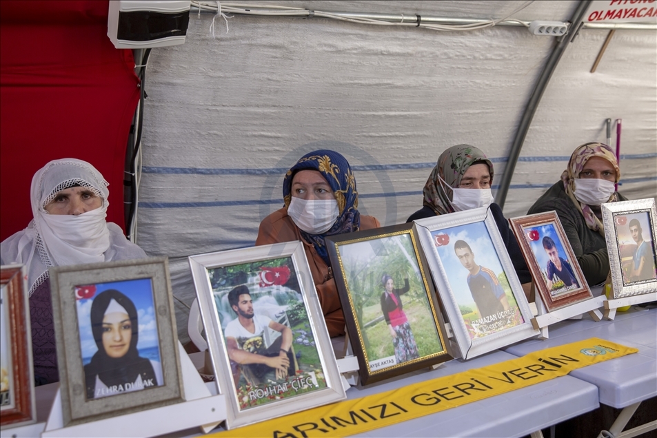 Diyarbakır anneleri, dağa kaçırılan çocuklarına "teslim ol" çağrısında bulundu 