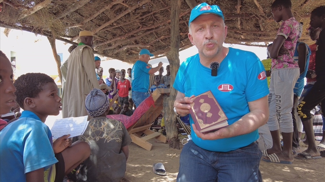 Almanya'dan Senegal'e giden Türk heyeti, hafızlık yapan öğrencilere Kur'an-ı Kerim hediye etti