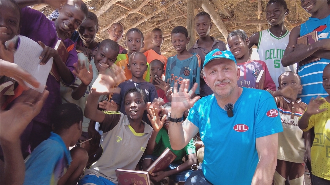 Almanya'dan Senegal'e giden Türk heyeti, hafızlık yapan öğrencilere Kur'an-ı Kerim hediye etti