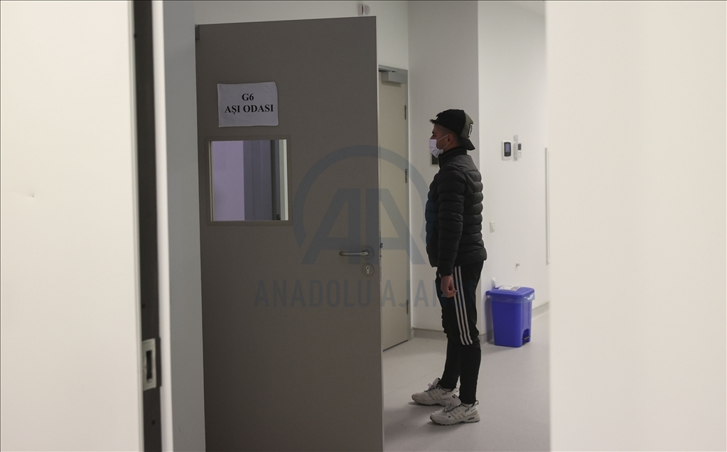 Ankara Şehir Hastanesi'nde Kovid-19 aşılaması iftardan sonra da devam ediyor