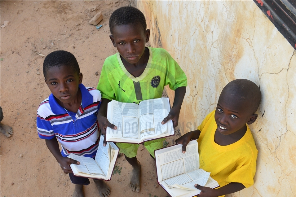 Almanya'dan Senegal'e giden Türk heyeti, hafızlık yapan öğrencilere Kur'an-ı Kerim hediye etti