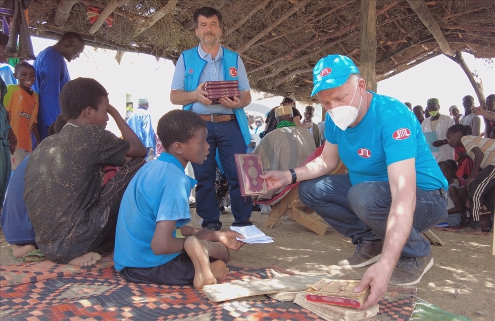 Almanya'dan Senegal'e giden Türk heyeti, hafızlık yapan öğrencilere Kur'an-ı Kerim hediye etti