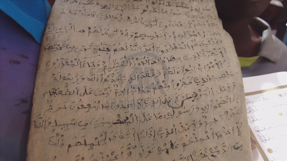 Almanya'dan Senegal'e giden Türk heyeti, hafızlık yapan öğrencilere Kur'an-ı Kerim hediye etti