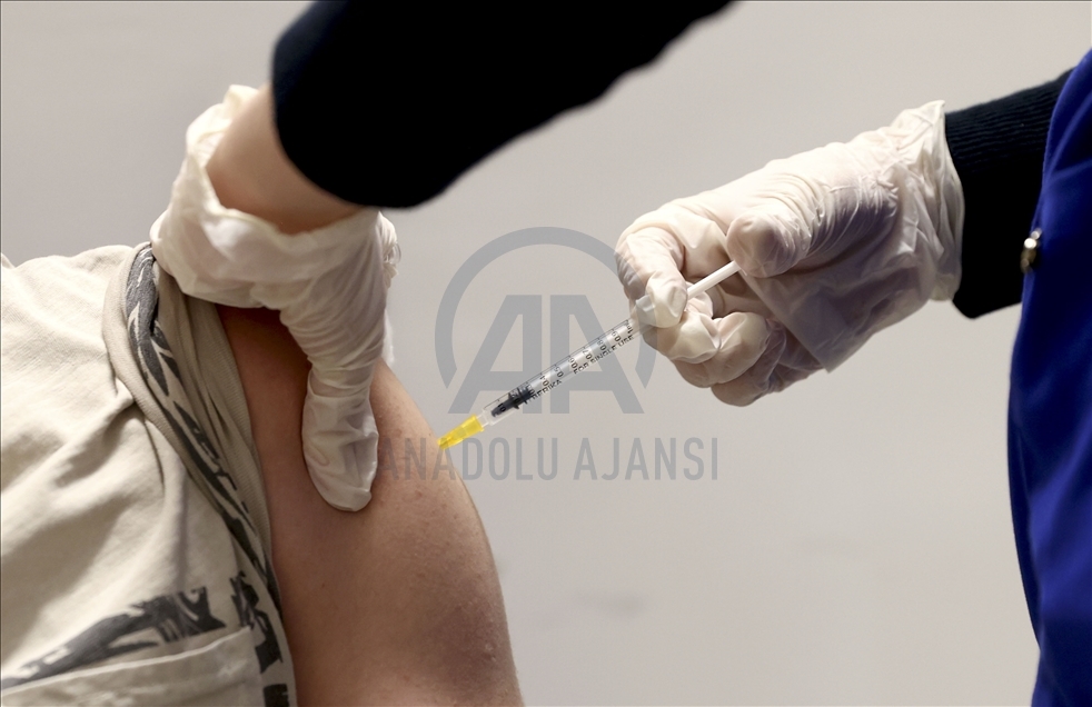 Vaccination against Covid-19 continues after iftar in Turkish capital