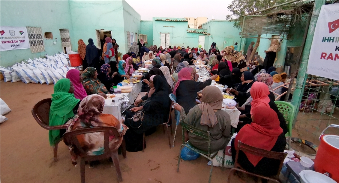 "الإغاثة" التركية تقدم وجبات إفطار إلى 300 يتيم بالسودان