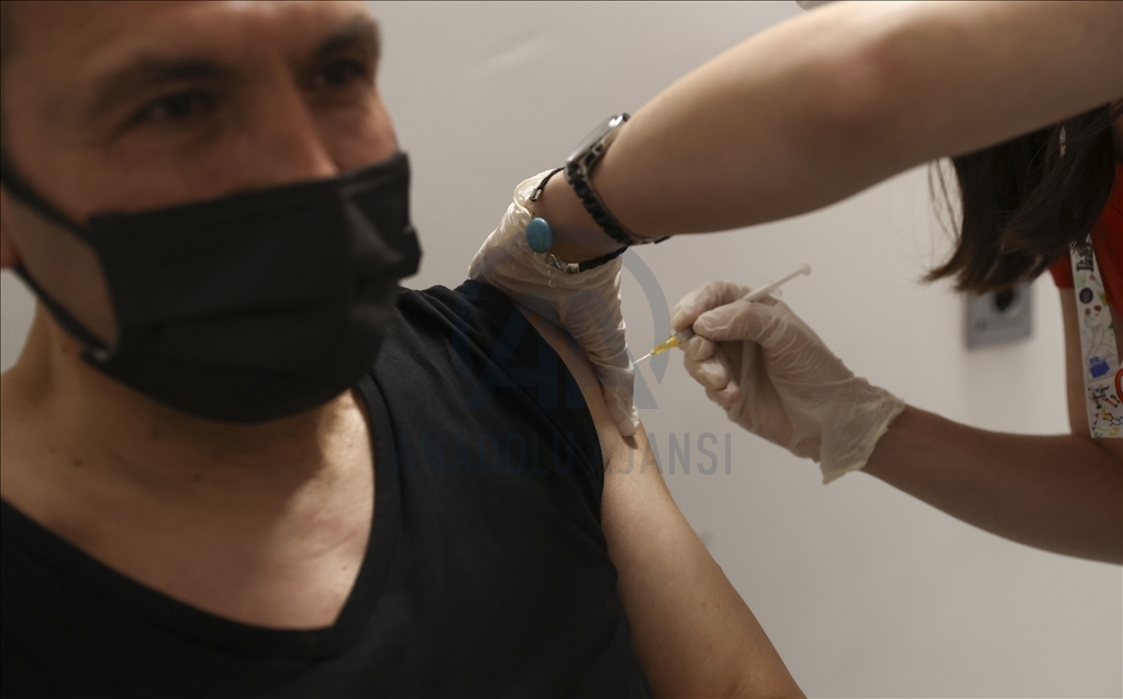 Vaccination against Covid-19 continues after iftar in Turkish capital