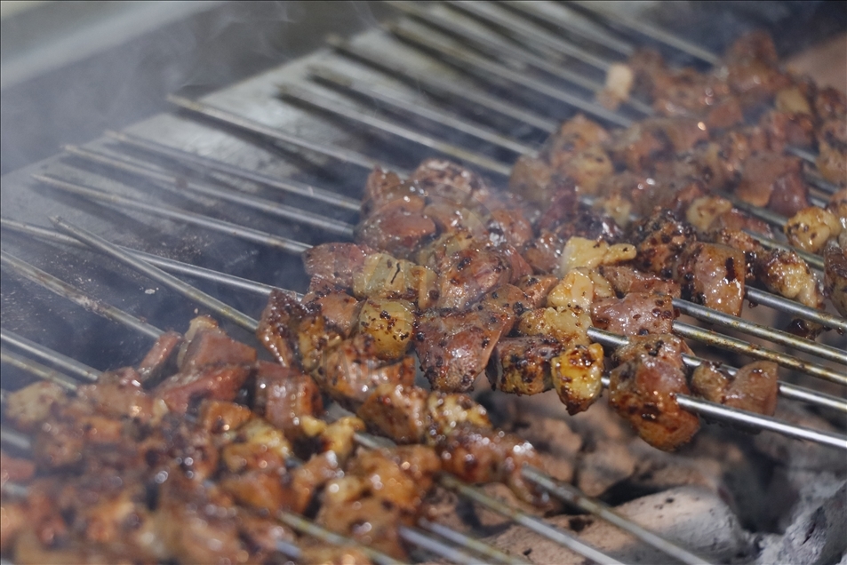 Li Şanliurfayê tehma jêneger a remezanê kebaba cegerê di pakêtan da digihêje hezjêkeran