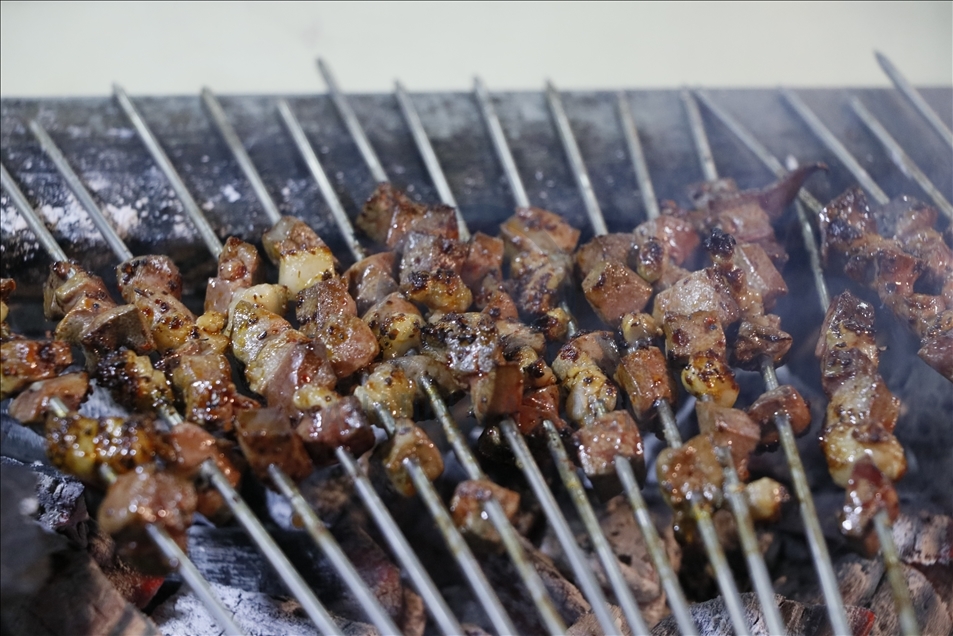Li Şanliurfayê tehma jêneger a remezanê kebaba cegerê di pakêtan da digihêje hezjêkeran
