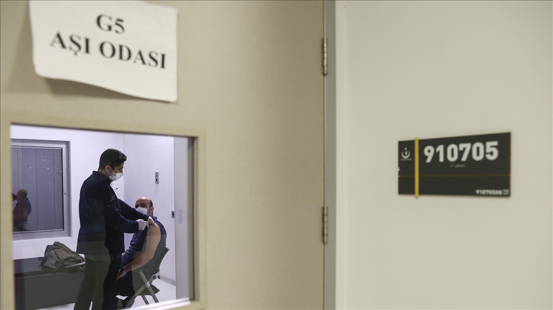 Vaccination against Covid-19 continues after iftar in Turkish capital