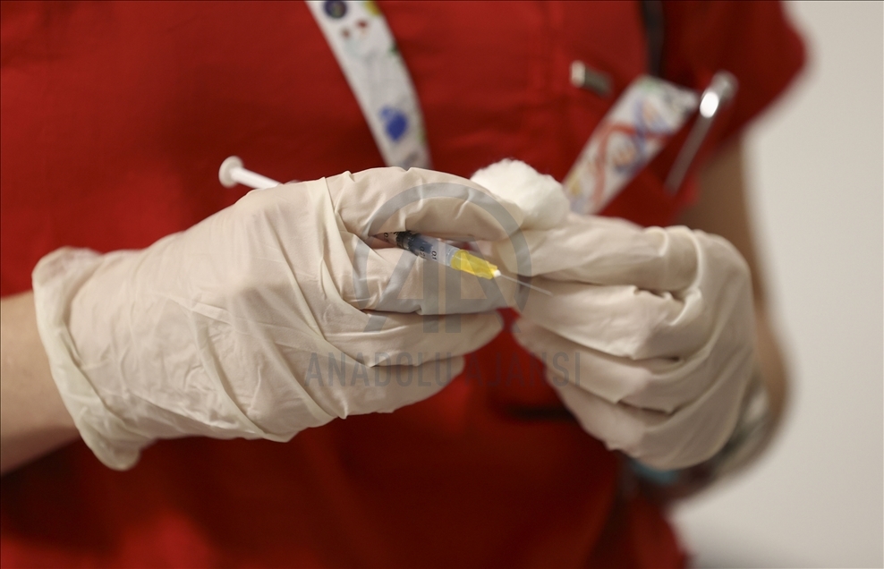 Vaccination against Covid-19 continues after iftar in Turkish capital