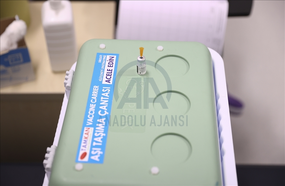 Vaccination against Covid-19 continues after iftar in Turkish capital