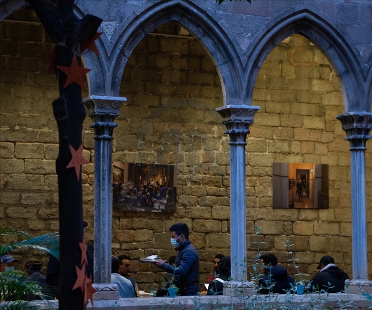 Les Musulmans de Barcelone rompent le jeûne dans la cour d’une église