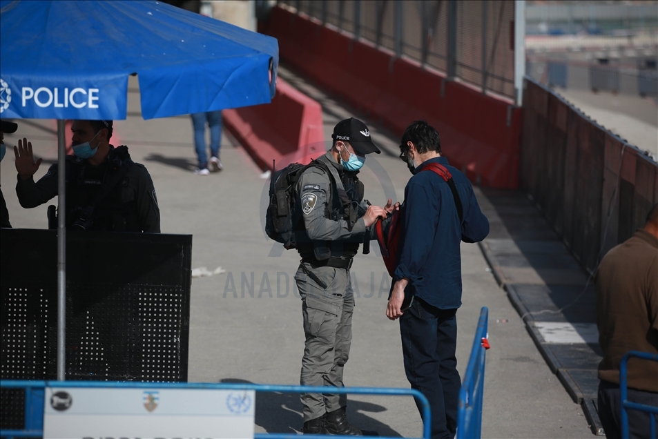 Mescid-i Aksa'da ramazan ayının ilk cuma namazı için Kalendiya'dan geçişler