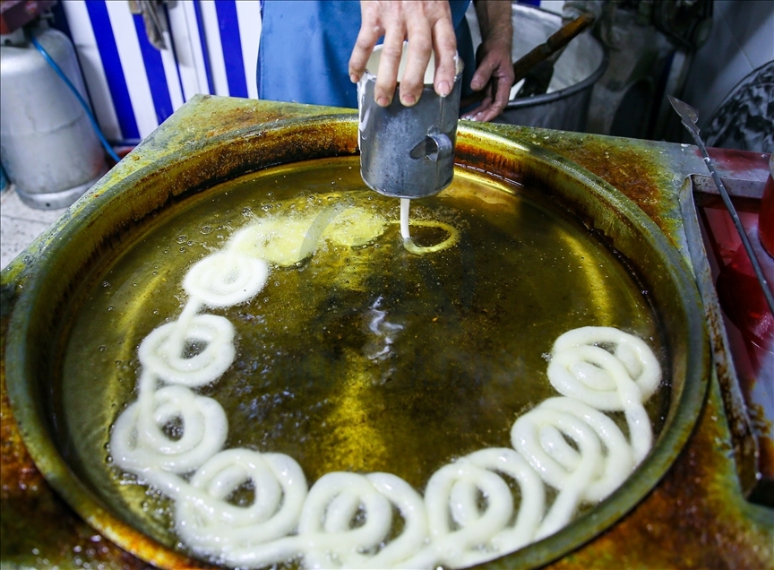 Le dessert "zulbiye" orne les tables d'iftar de Damas à Izmir