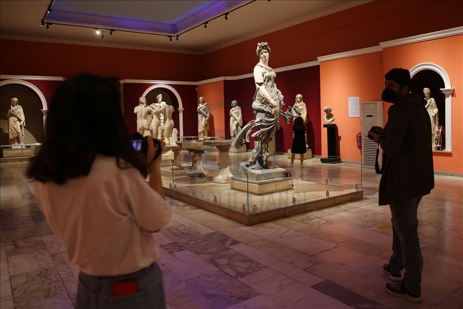 Antalya Müzesi, kıymetli eserleri ve heykelleriyle öne çıkıyor