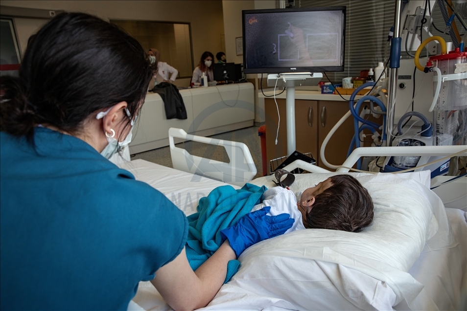 Sağlık çalışanlarının şefkatli elleri, Kovid-19'lu çocuk hastaların da üzerinde
