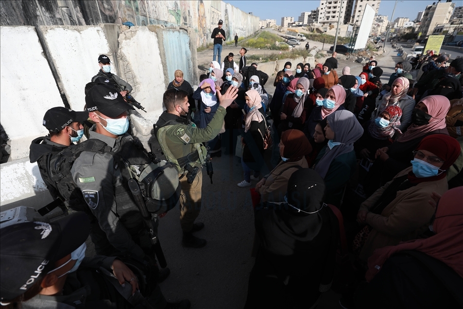 إسرائيل تُقيّد دخول فلسطينيي الضفة للصلاة بـ"الأقصى"