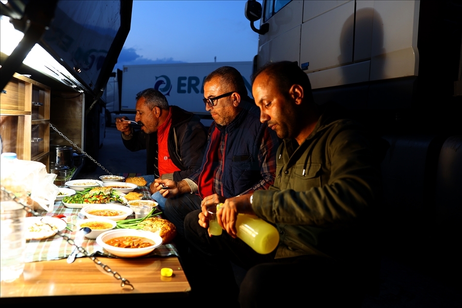 "İhracatın kahramanları" oruçlarını sınır kapısında kendi hazırladıkları yemeklerle açıyor