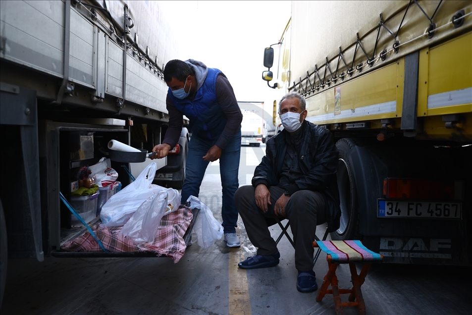 "İhracatın kahramanları" oruçlarını sınır kapısında kendi hazırladıkları yemeklerle açıyor