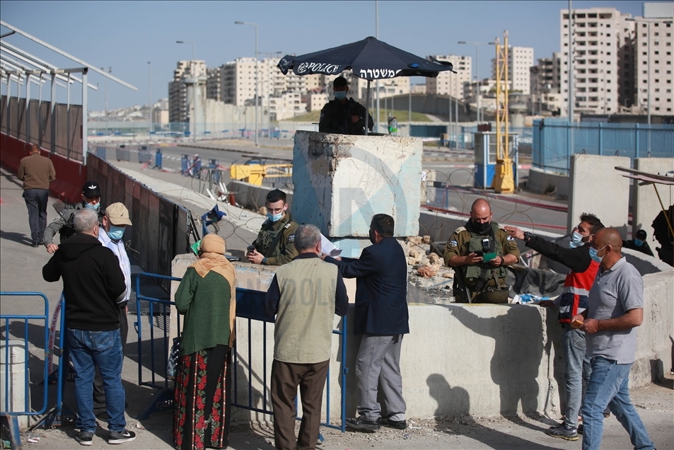 Mescid-i Aksa'da ramazan ayının ilk cuma namazı için Kalendiya'dan geçişler