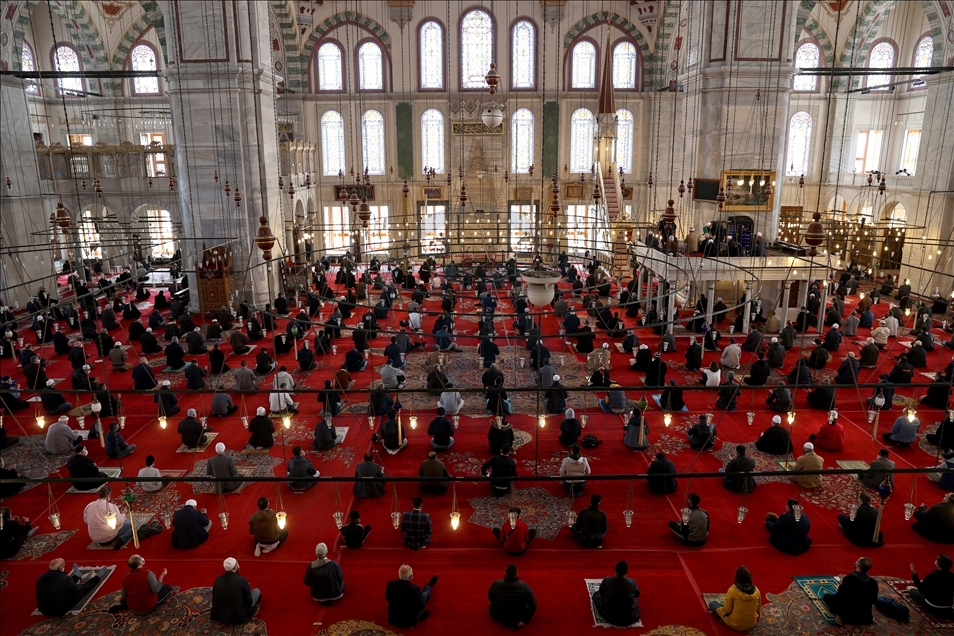 Fatih Camisinde ramazanın ilk cuması kılındı