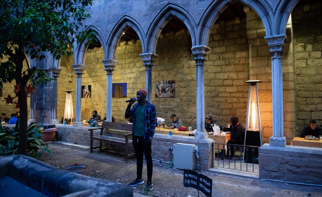 Les Musulmans de Barcelone rompent le jeûne dans la cour d’une église